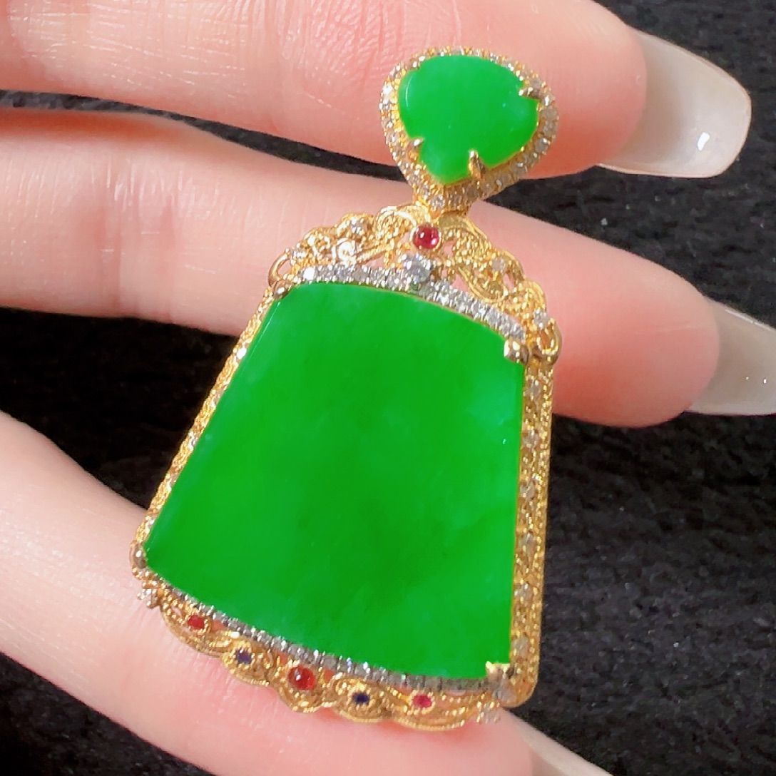 翡翠18K金镶嵌颈饰签收后24小时鉴赏期，过时不退