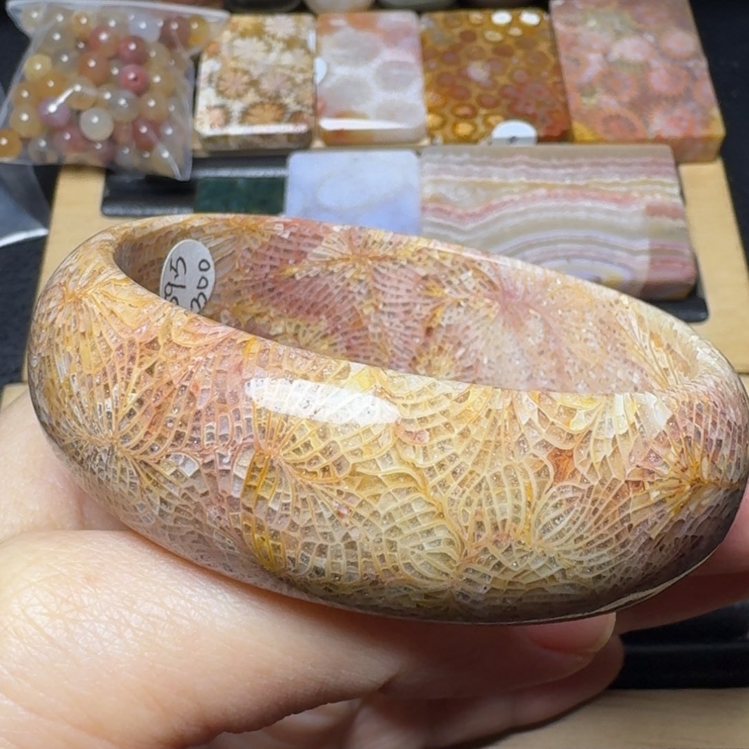 硅化玉59.5漂亮的红粉黄大凤尾，有点闪闪未镶嵌