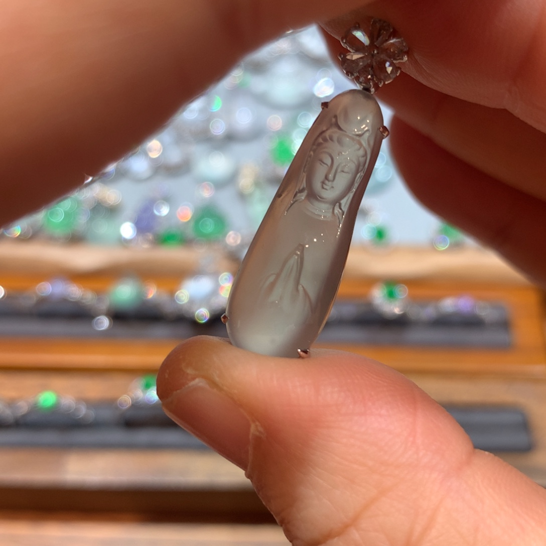 翡翠18K金镶嵌颈饰吊坠