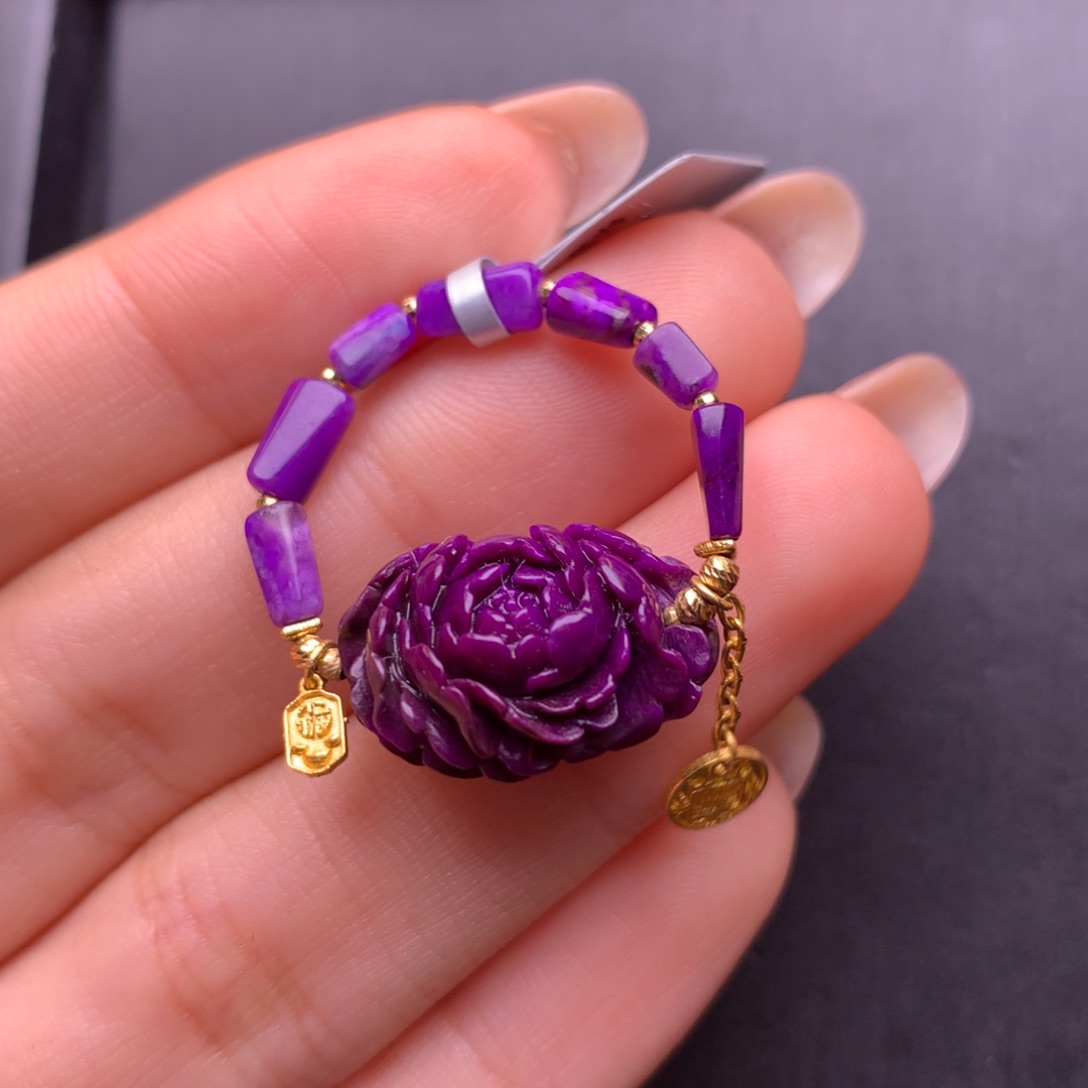 18K金镶嵌苏纪石（舒俱来）戒指