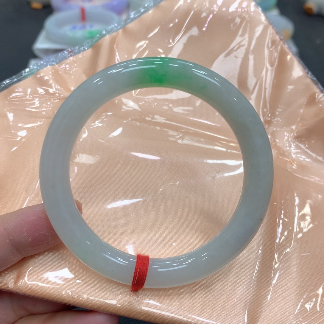 翡翠手镯未镶嵌翡翠