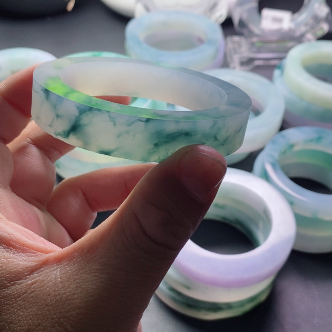 小***月定制翡翠未镶嵌手镯