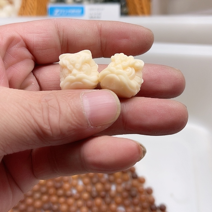 白玉菩提吊坠瑕疵牙醒狮2颗