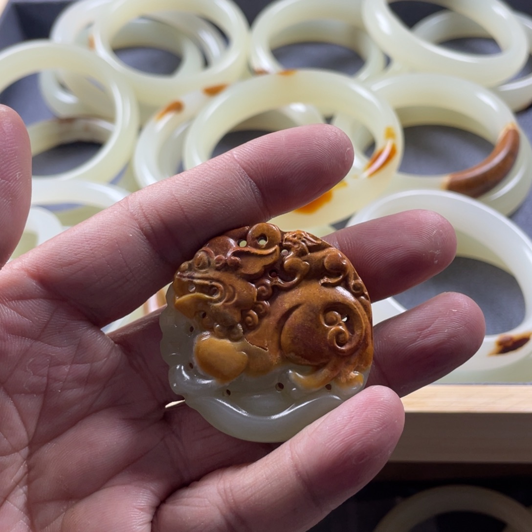 透闪石质玉颈饰未镶嵌招财麒麟带皮