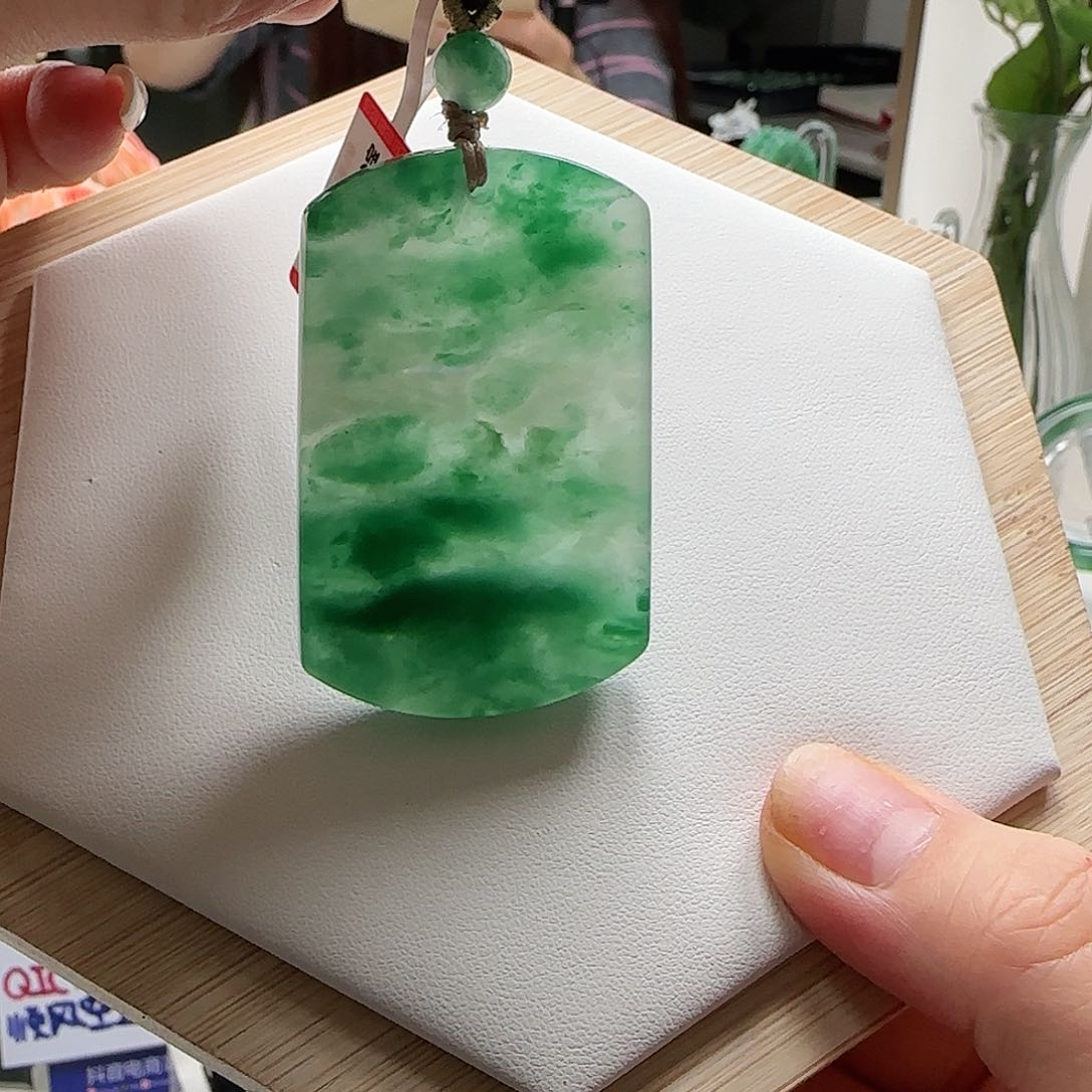 石英质玉（非洲翠）未镶嵌颈饰