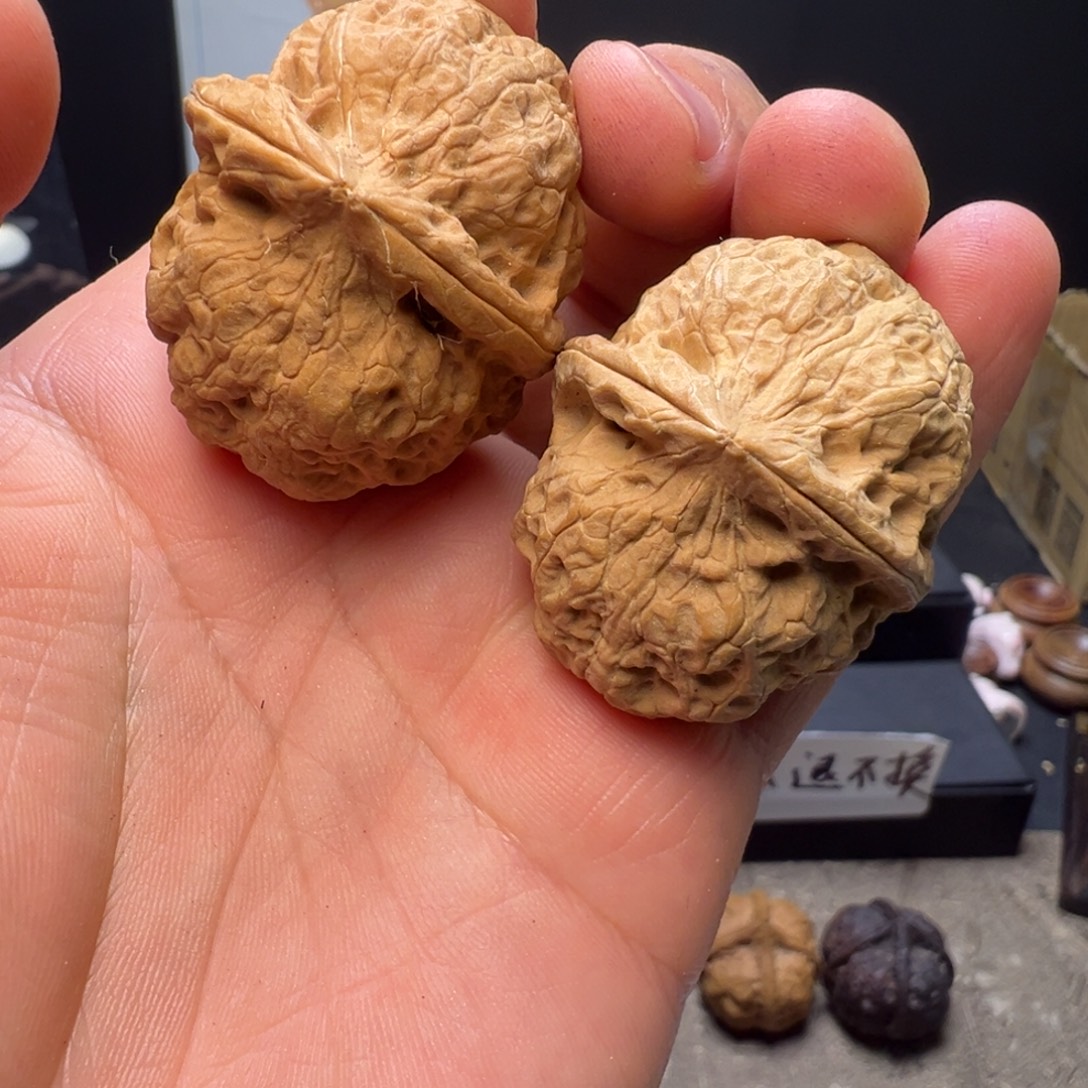 文玩核桃吊坠红山战斧42mm