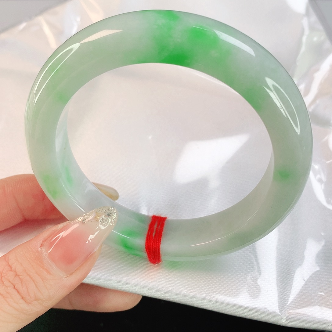 翡翠手镯未镶嵌有纹裂抠手