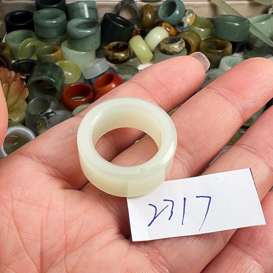 【闪购商品】未镶嵌蛇纹石玉戒指?***翡