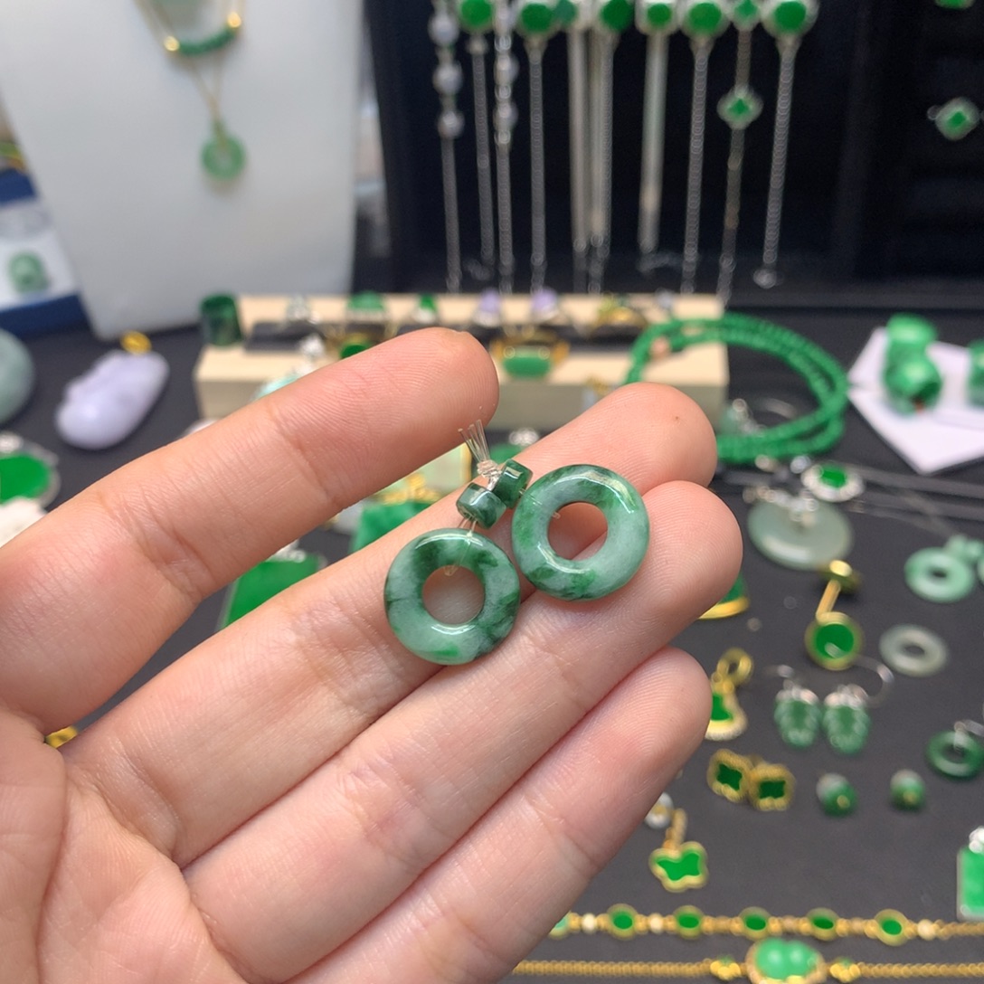 翡翠未镶嵌颈饰有纹裂