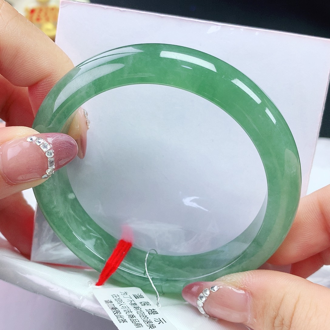 翡翠手镯未镶嵌58圈