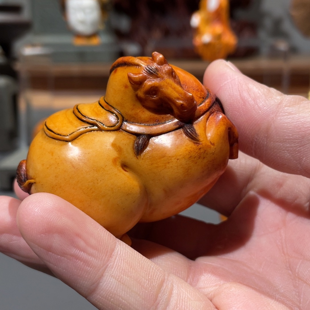 昊***鹏木质鹿角雕刻马手把件