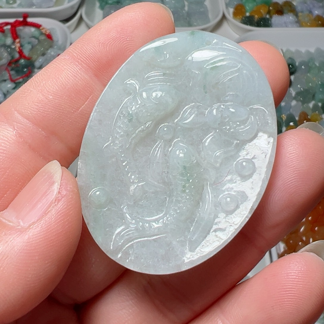 翡翠颈饰未镶嵌荷叶鱼圆牌一个微瑕