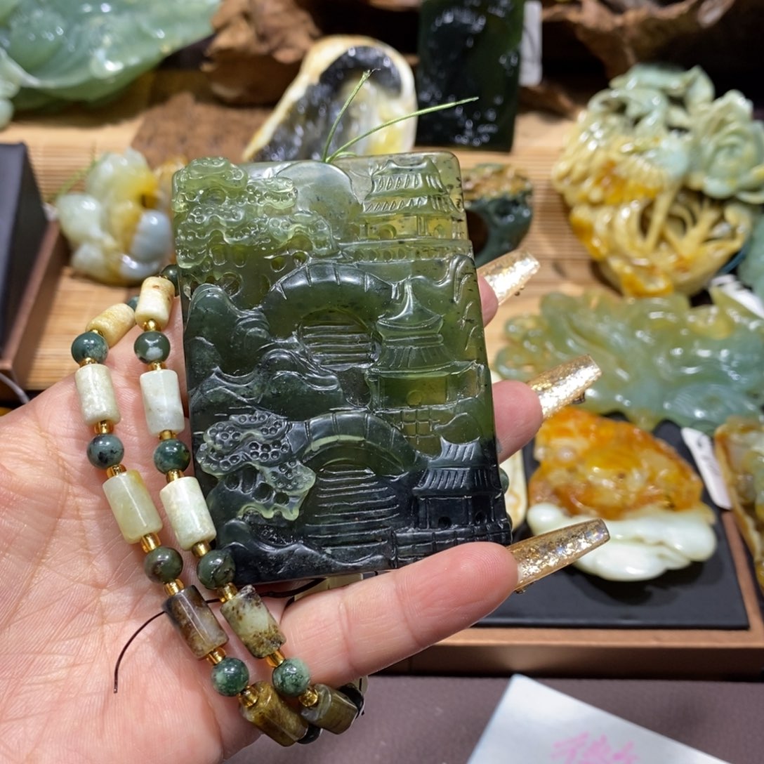 蛇纹石玉颈饰未镶嵌