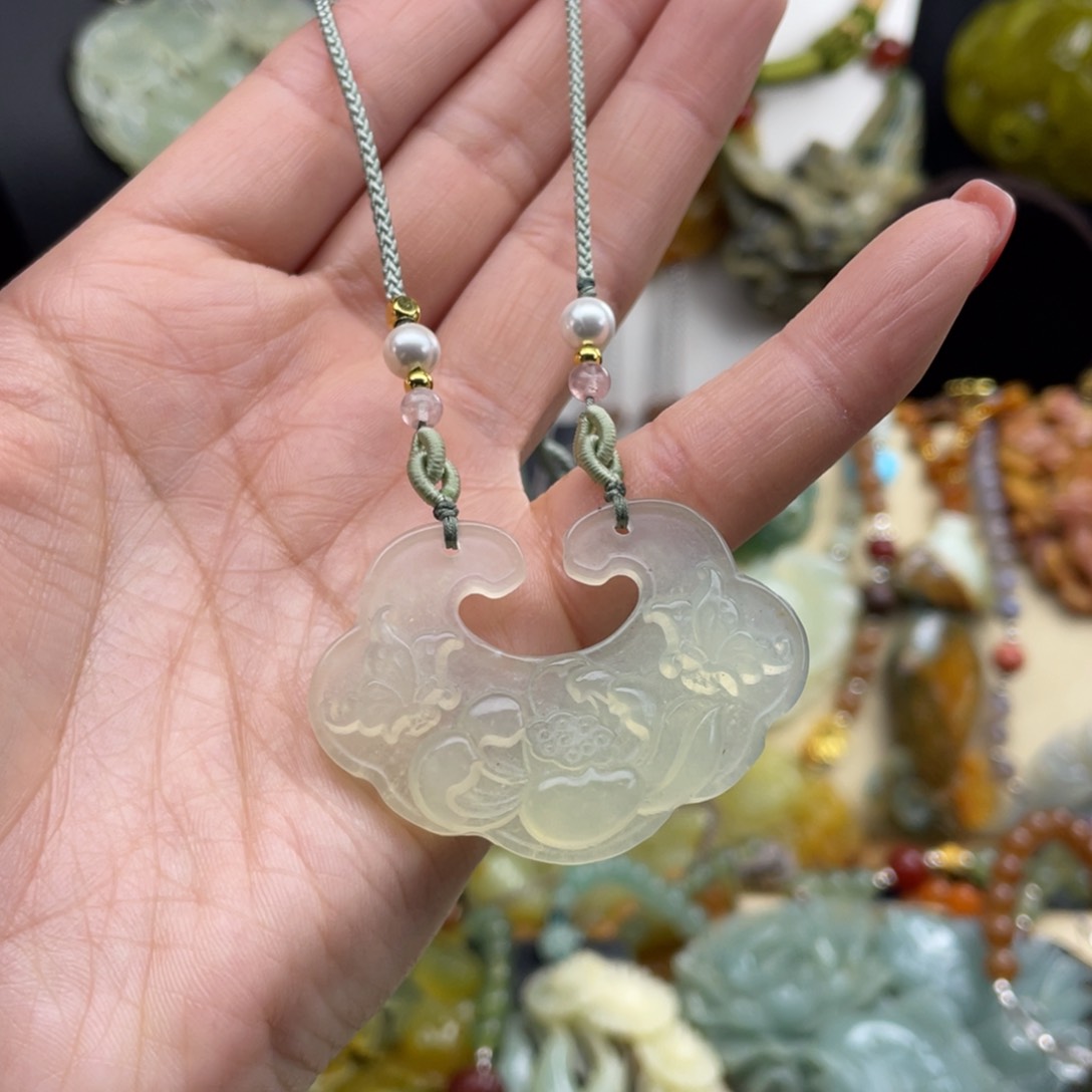 未镶嵌蛇纹石玉颈饰