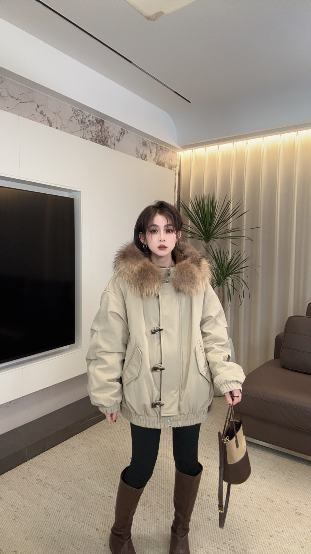 时尚休闲牛角扣派克白鸭绒服