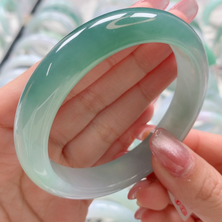 翡翠手镯未镶嵌毕业款完美冰湖水绿渐变海蓝之谜57