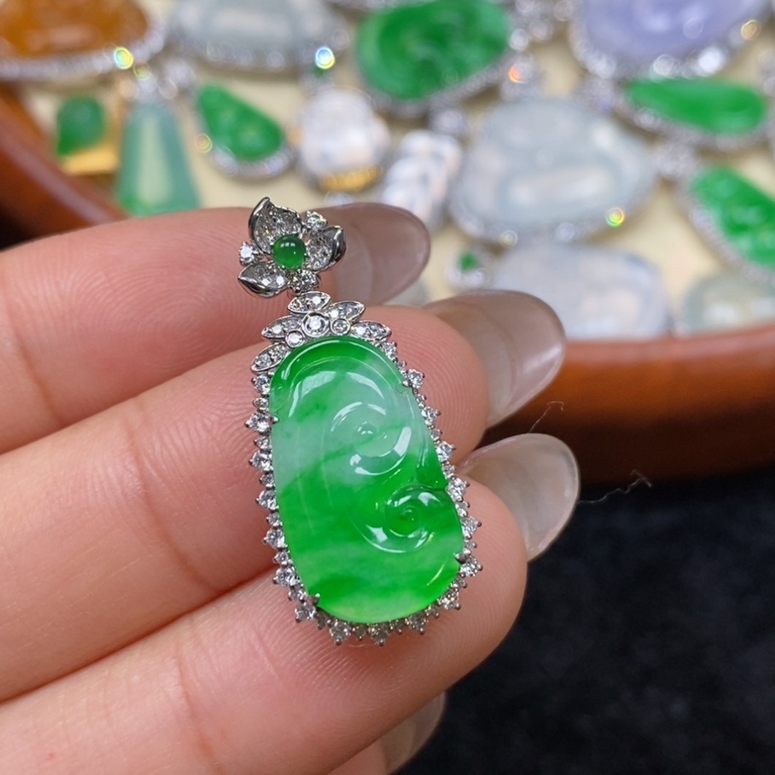 翡翠吊坠(赠链)18K金镶嵌小***阳