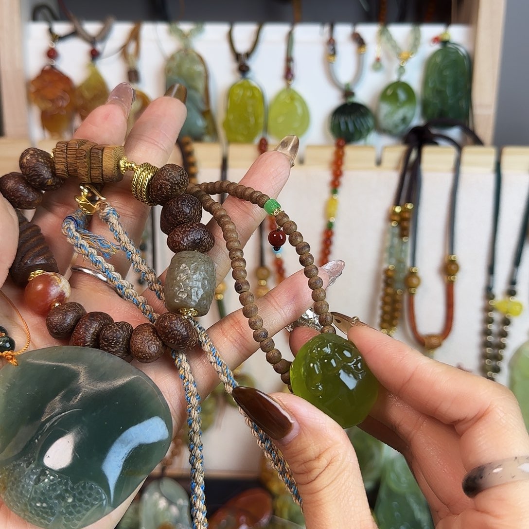 小***贝蛇纹石玉未镶嵌颈饰