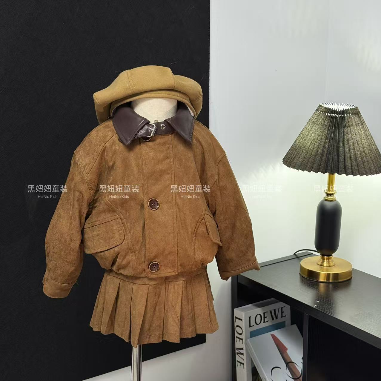 【黑妞妞】女童复古风秋冬套装卡其色麂皮翻领时髦外套短款百褶裙