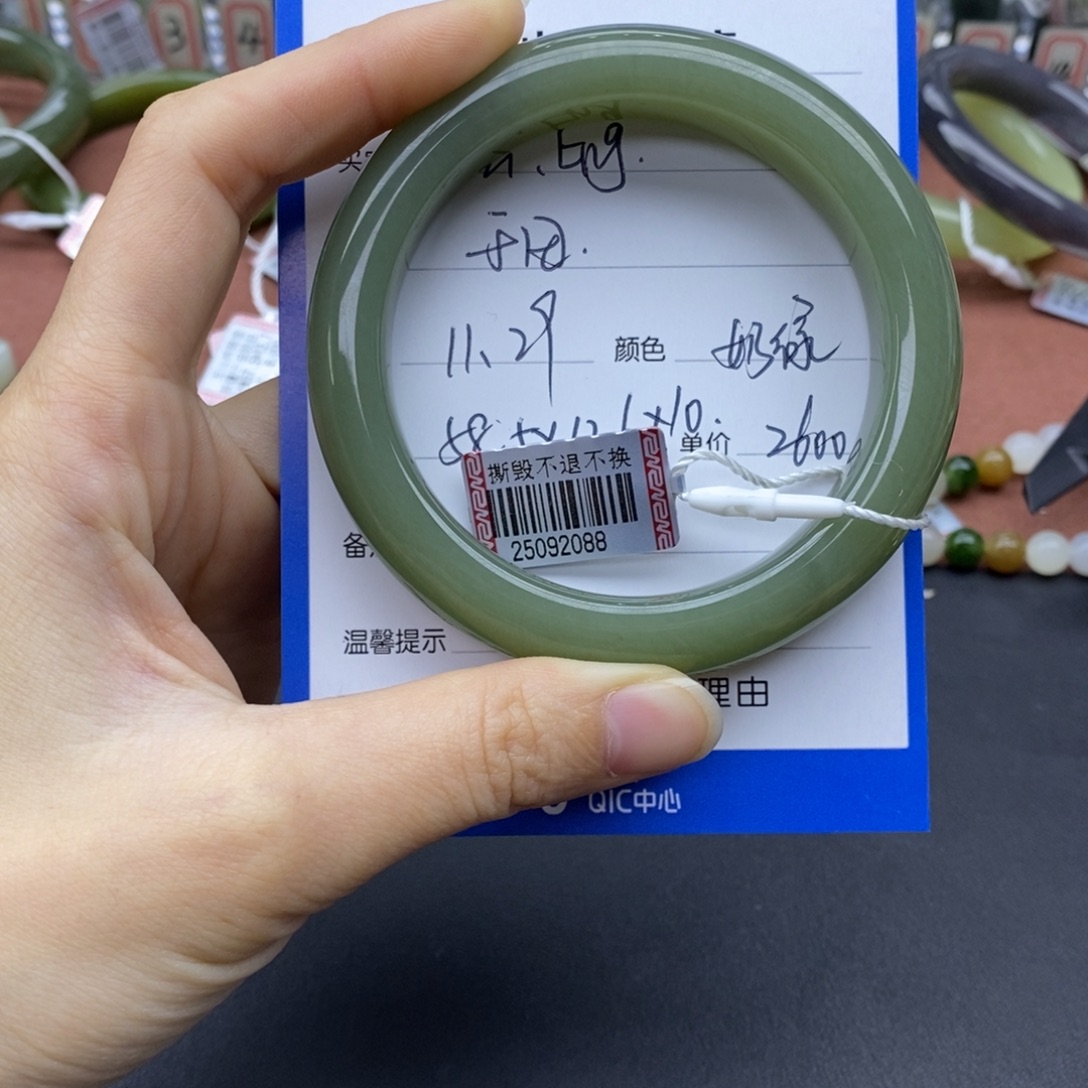 ℳ***g和田玉未镶嵌手镯