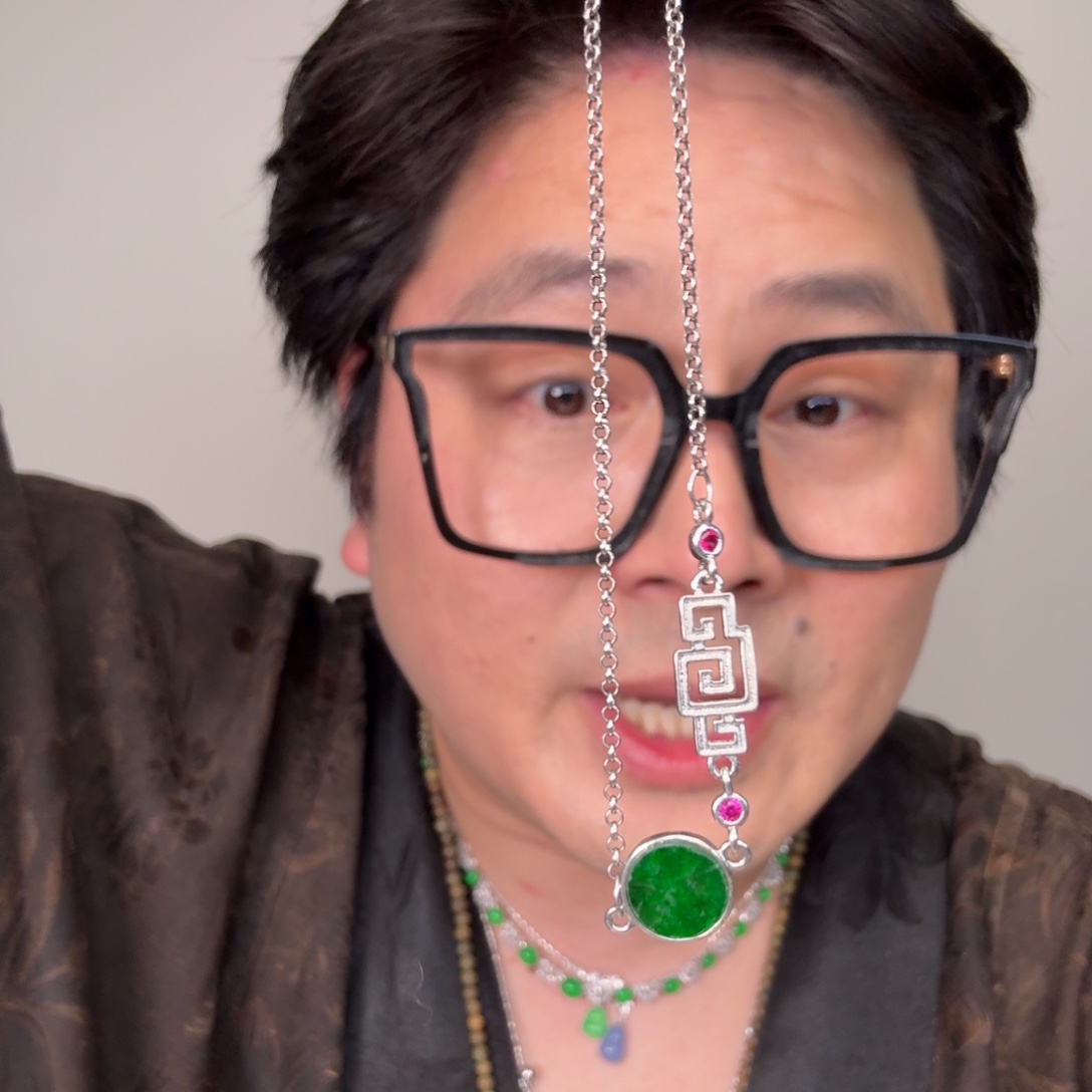 翡翠未镶嵌颈饰一件