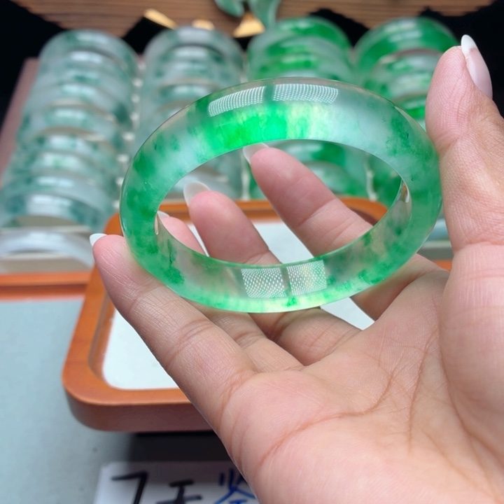 用***9石英质玉未镶嵌手镯