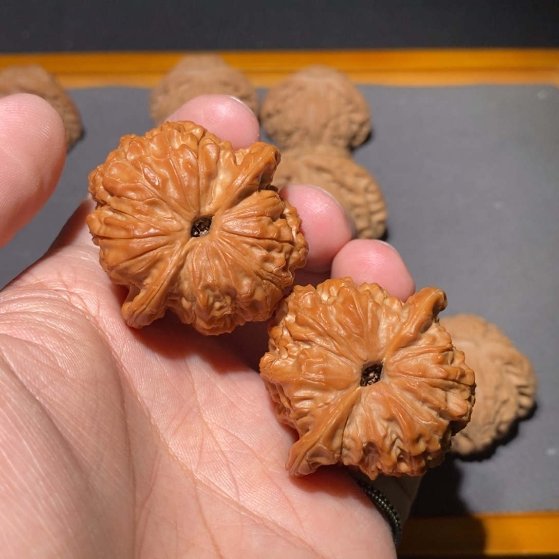 文玩核桃吊坠血麒麟