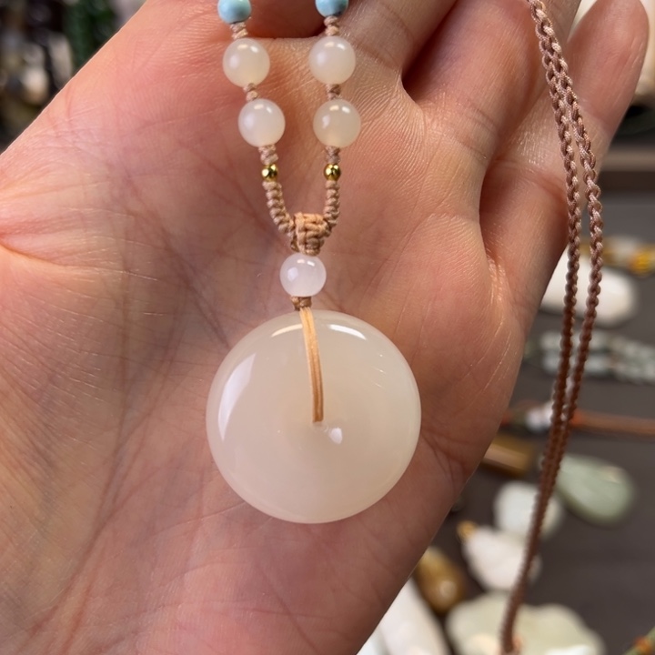 和田玉未镶嵌颈饰藕粉平安扣