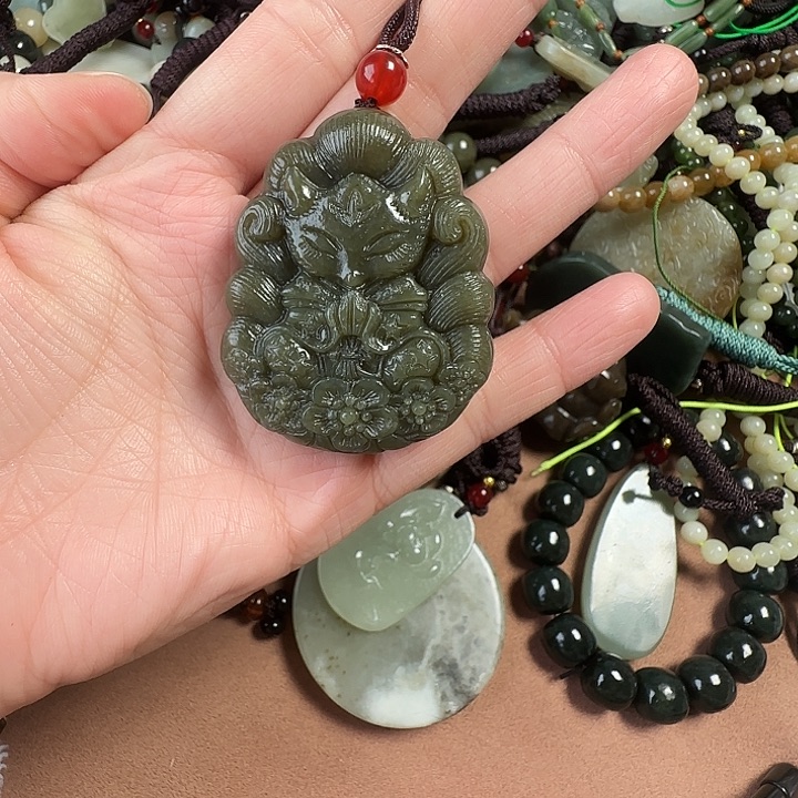 和田玉颈饰未镶嵌