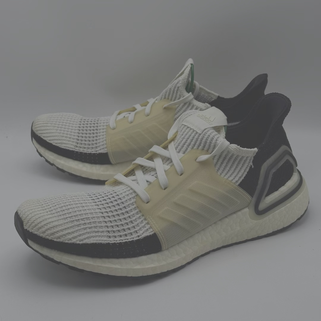 95新  42码 BOOST黑白 跑鞋