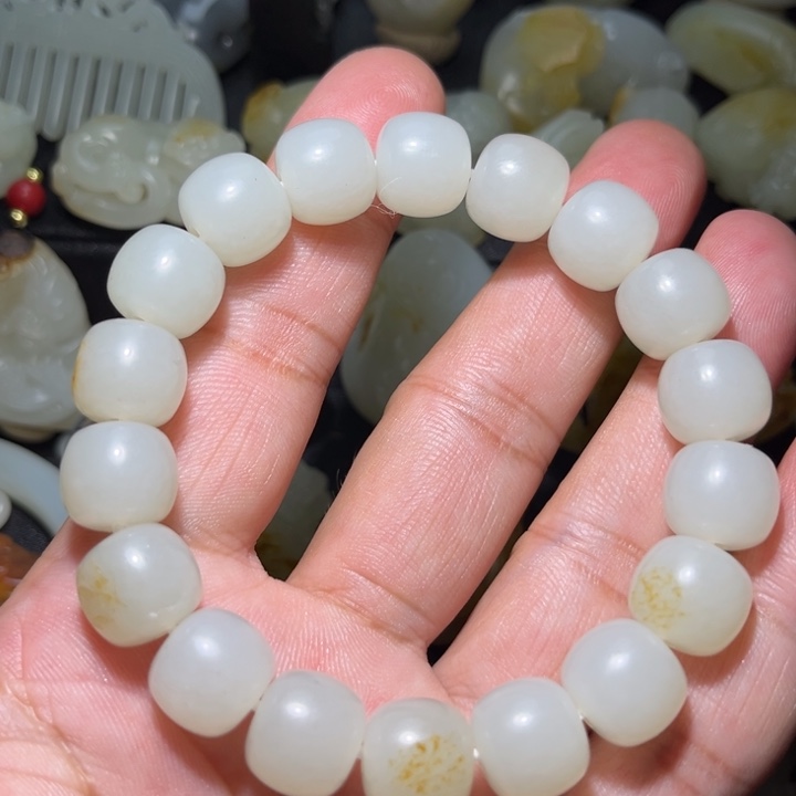 和田玉颈饰未镶嵌漆*