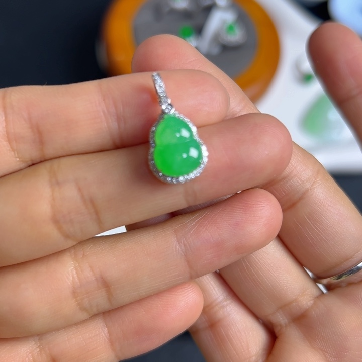 翡翠吊坠(不含链)18K金镶嵌葫芦