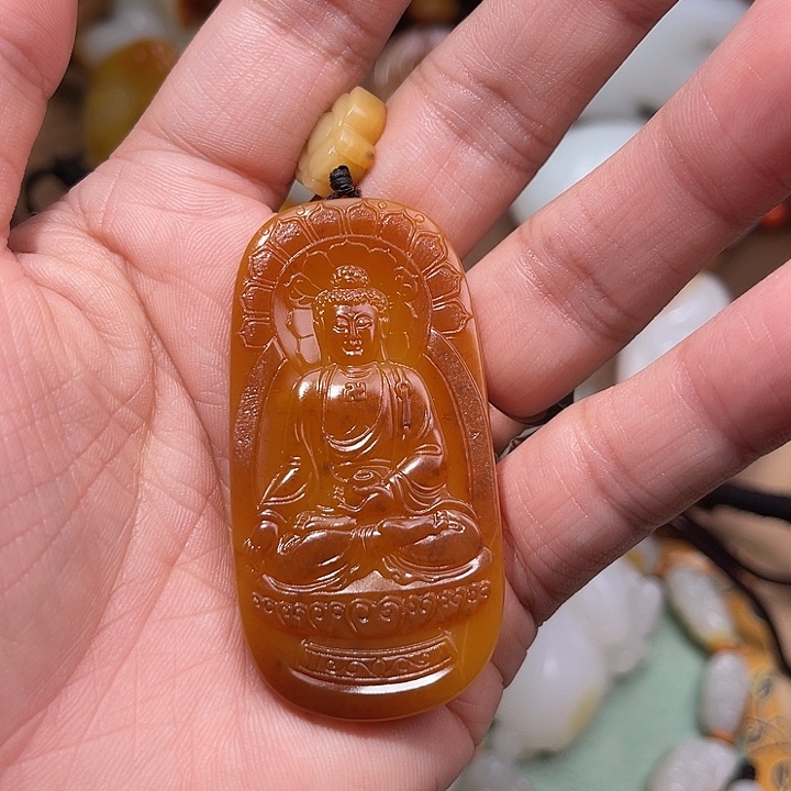 嘚***瑟和田玉未镶嵌颈饰