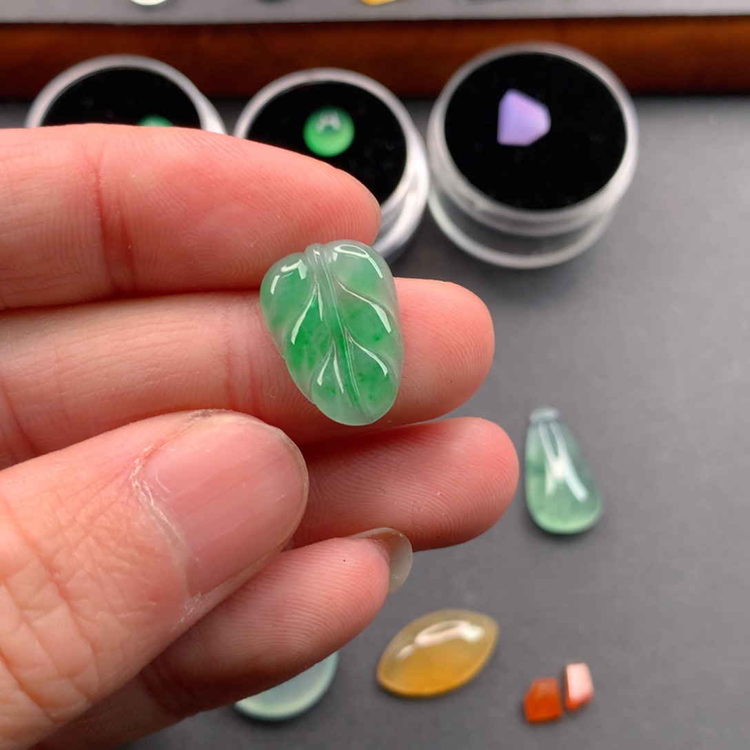 翡翠颈饰未镶嵌叶子