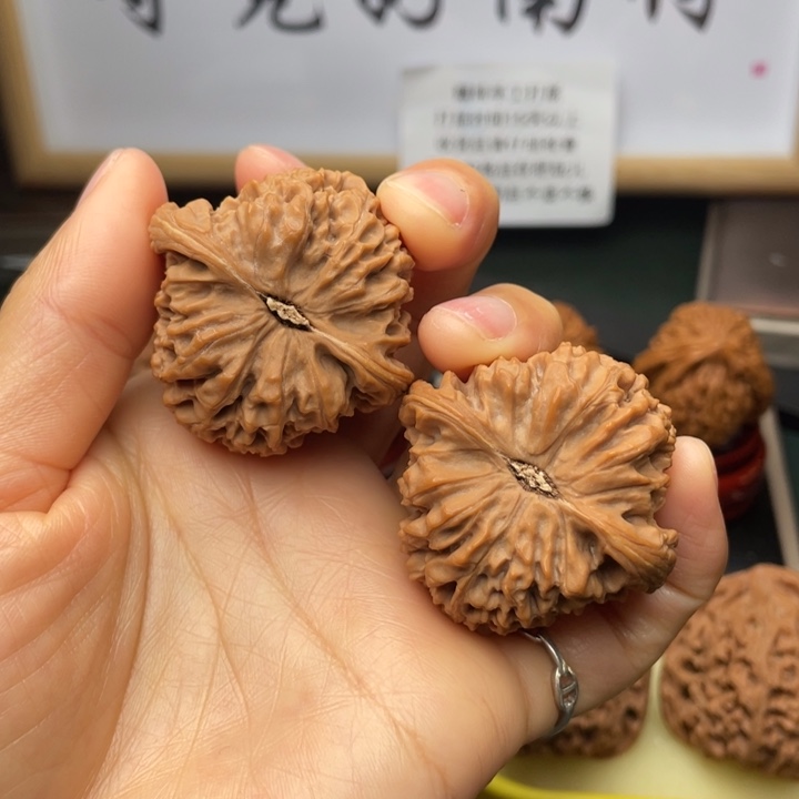 文玩核桃吊坠局****我42尺三角高炮板正657