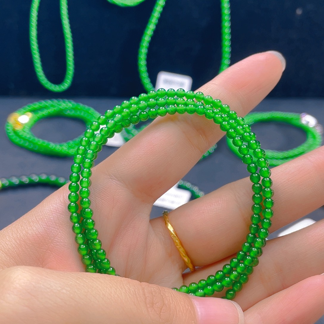 翡翠未镶嵌颈饰   