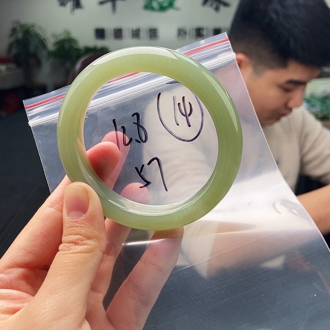 和田玉未镶嵌手镯拍一发一