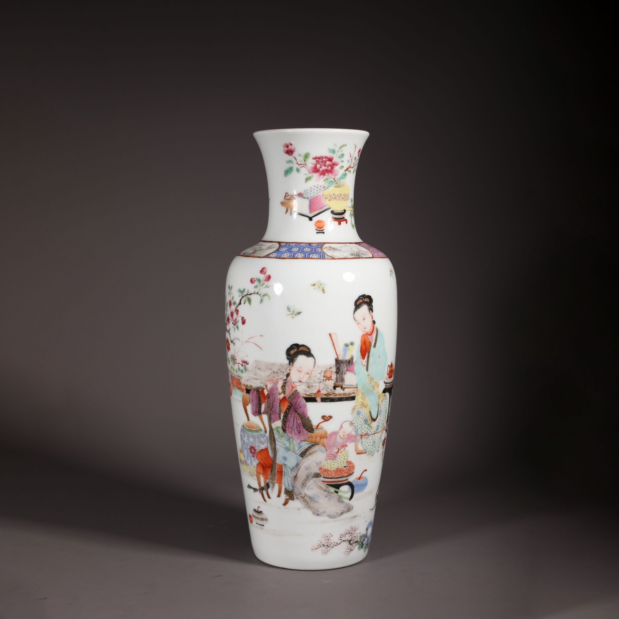 LOT021907 清 粉彩三娘教子图瓶