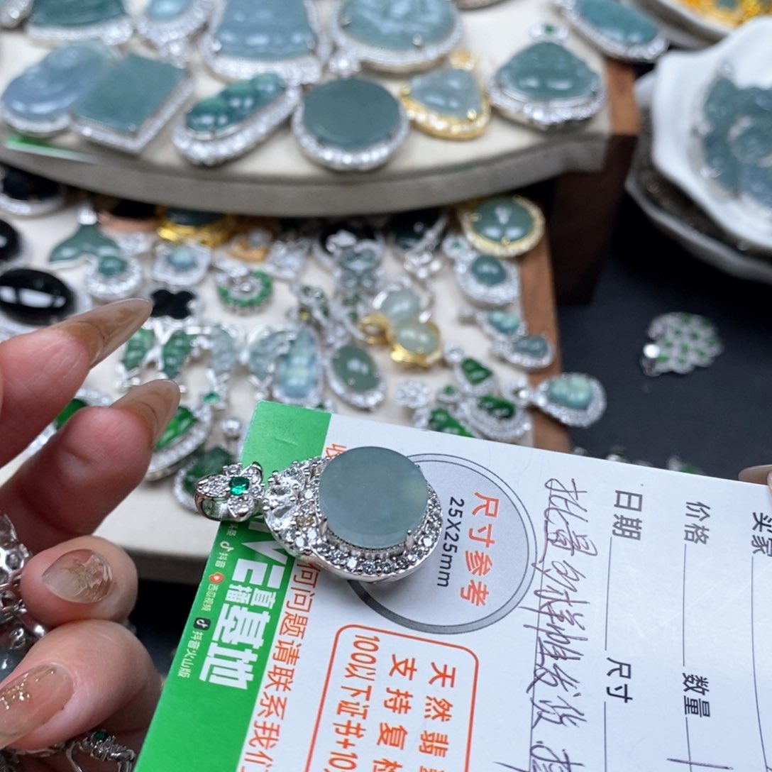 翡翠颈饰未镶嵌翡翠