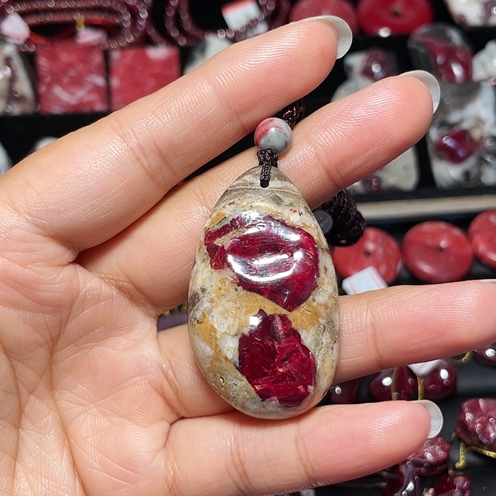 天然辰砂原石吊坠