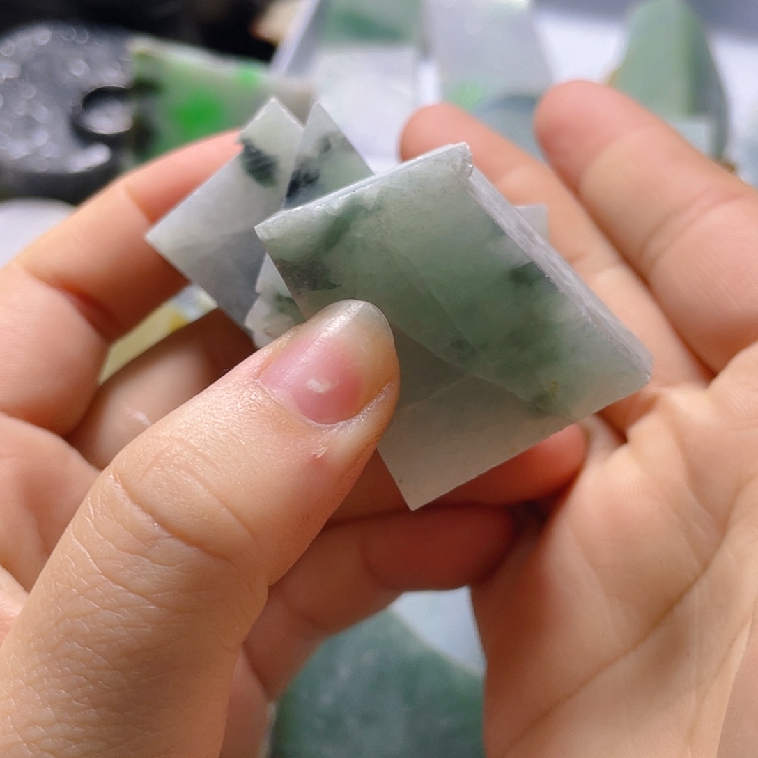 颈饰未镶嵌翡翠匠*。