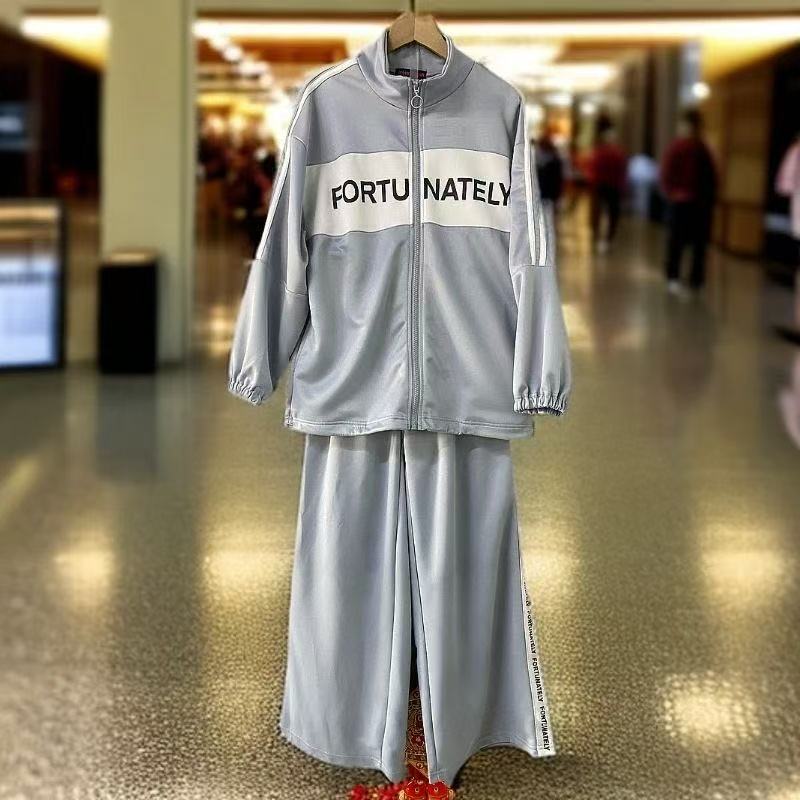 02#卡其色字母印花拉链夹克套装