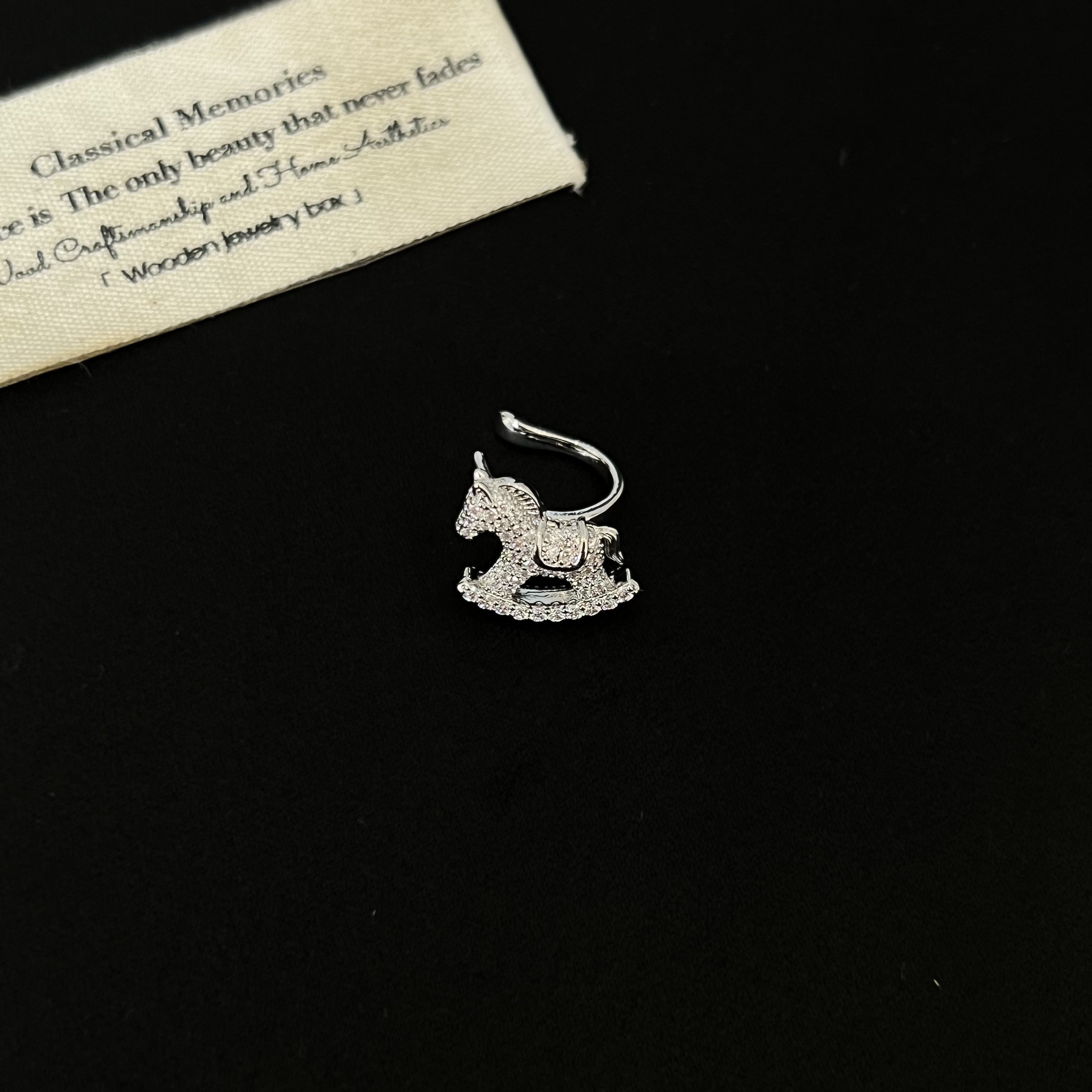 铜合金合成锆石耳饰 轻奢精致马上有钱花～银色耳骨夹536