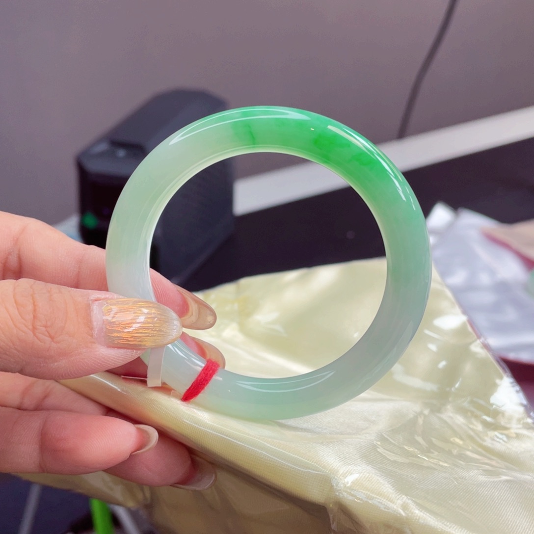 翡翠手镯未镶嵌冰胶阳绿白底青圆条51-52-53