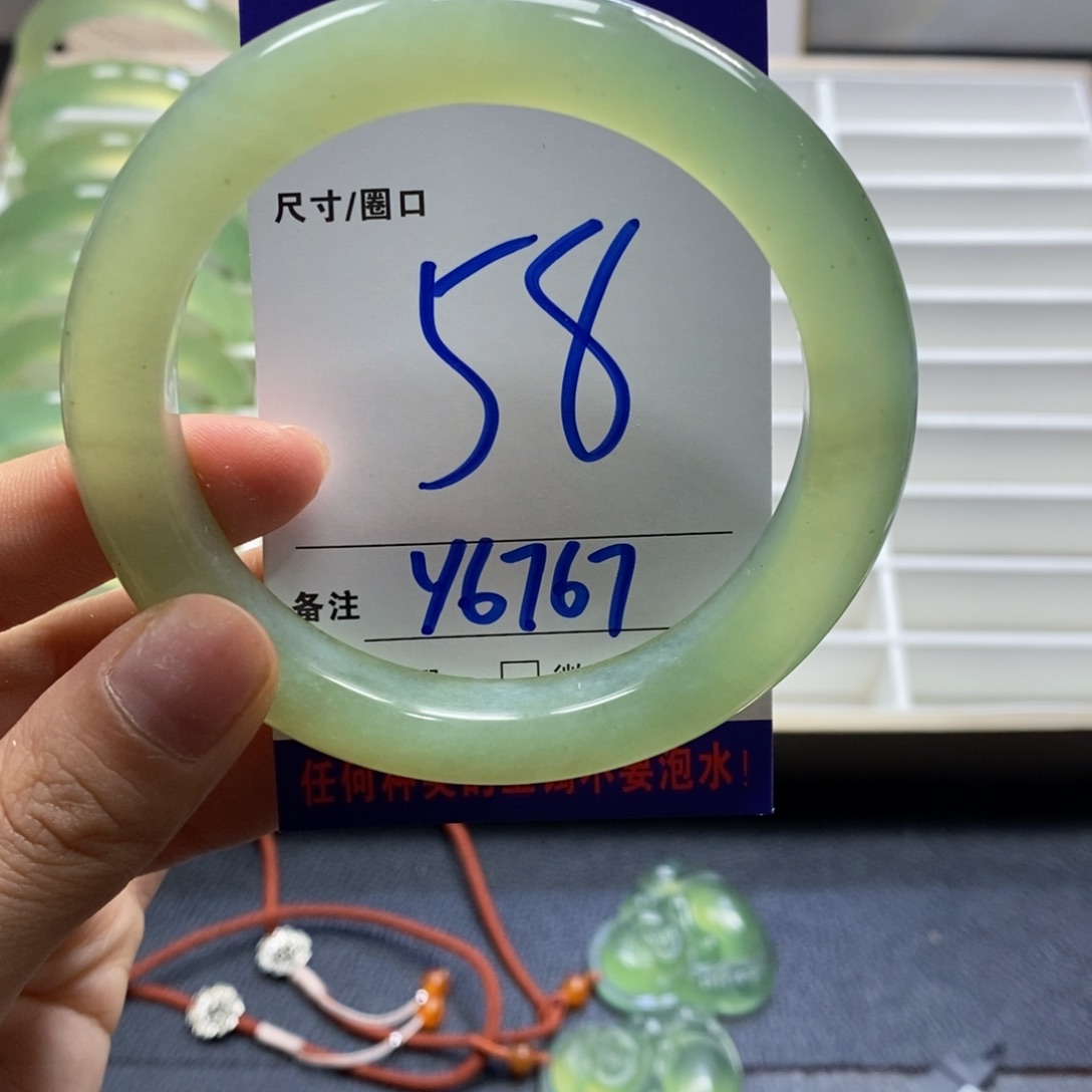 蛇纹石玉手镯未镶嵌