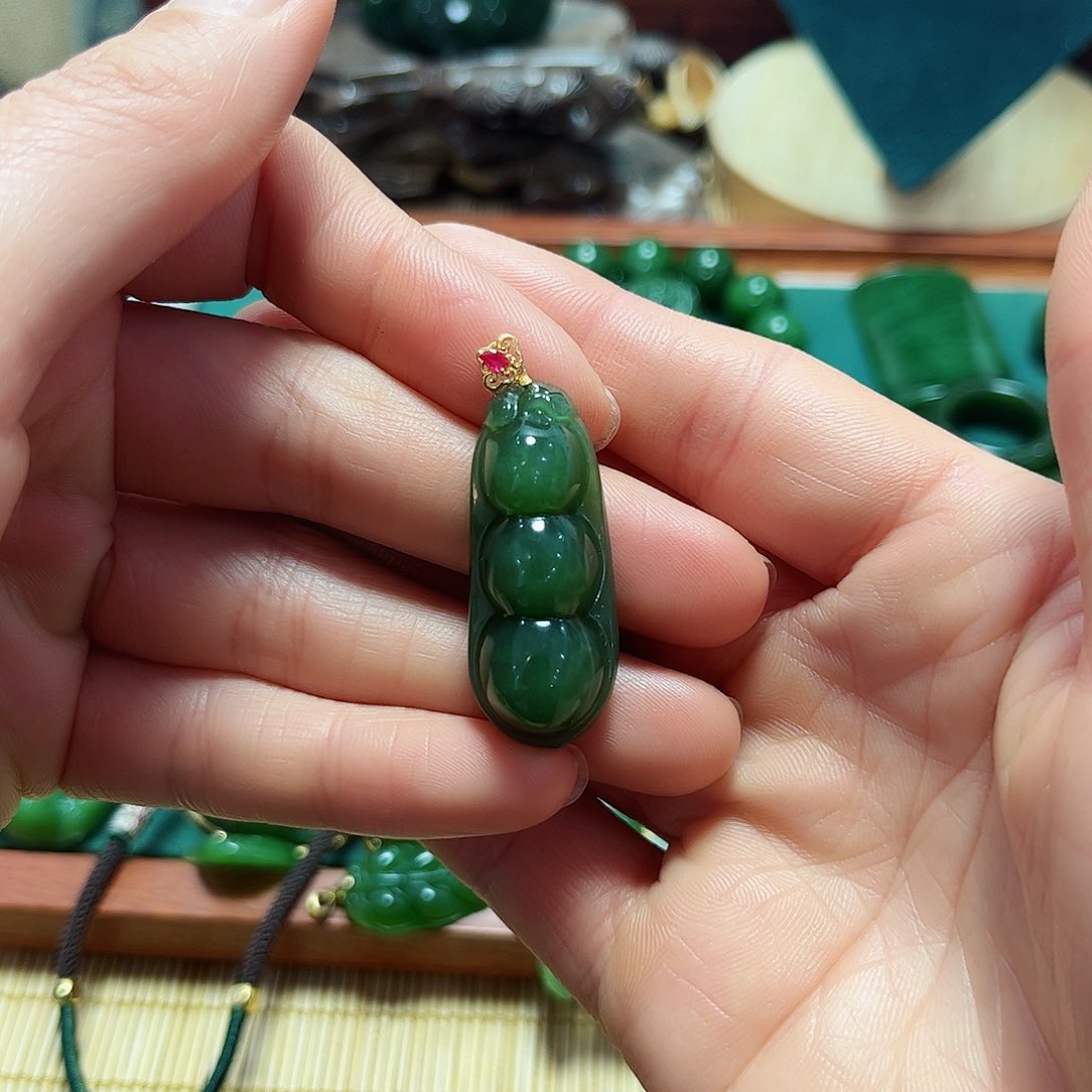 和田玉吊坠18K金镶嵌