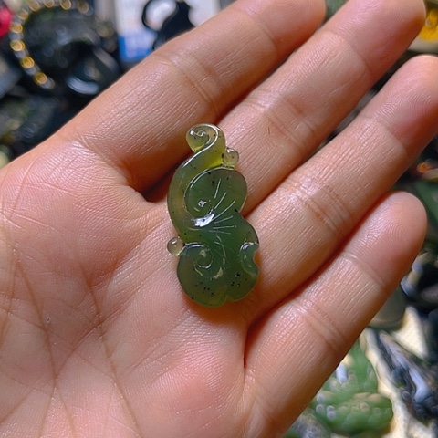 蛇纹石玉颈饰未镶嵌