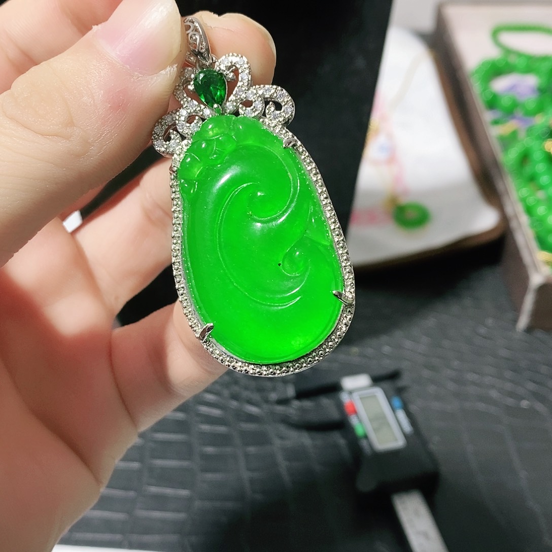 翡翠颈饰银S925镶嵌吊坠