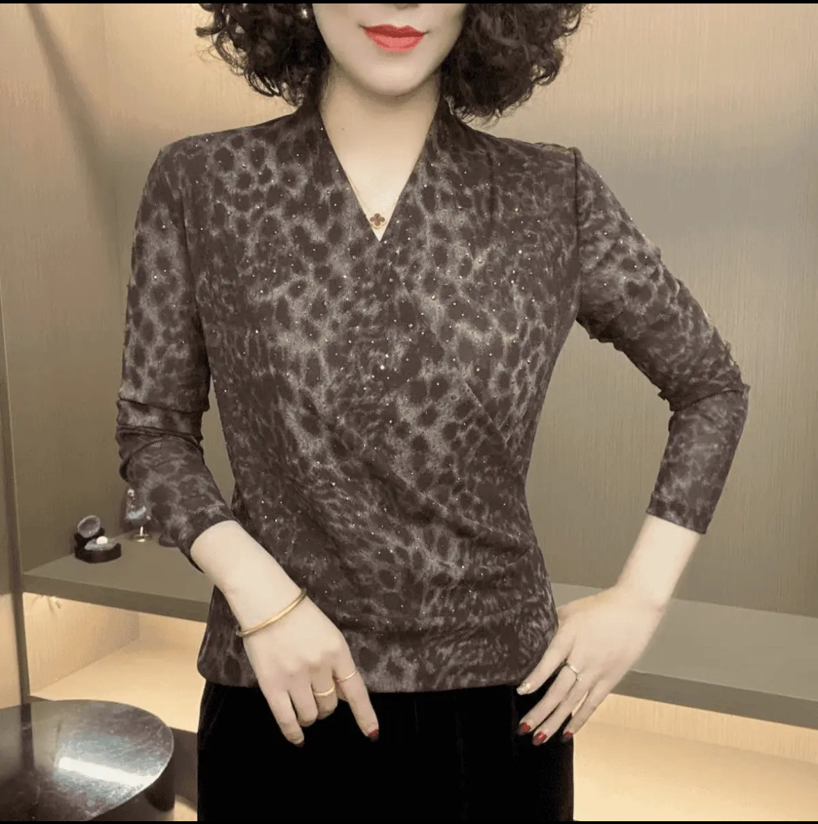 2025新款洋气交叉显瘦V领时尚长袖百搭修身印花妈妈装打底衫