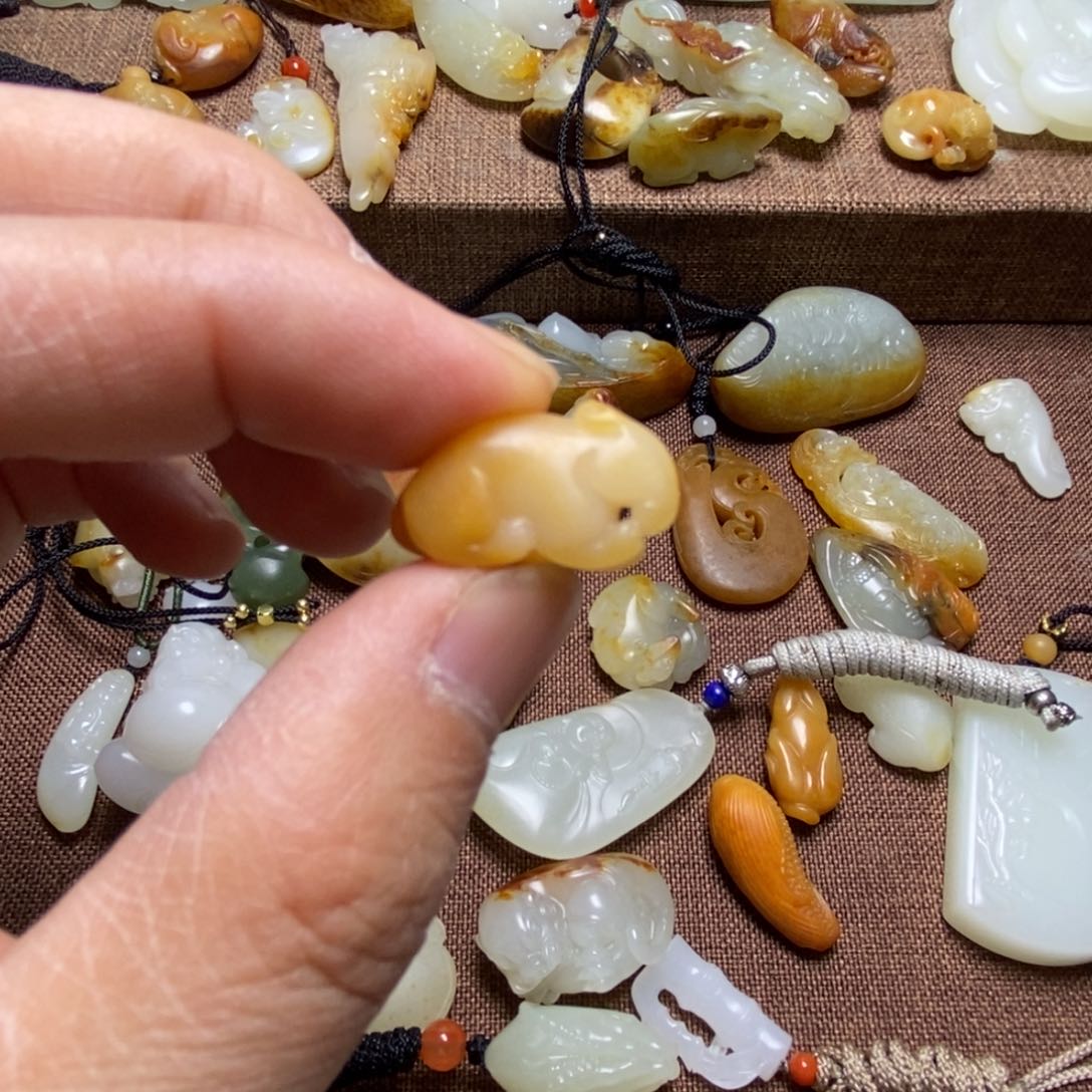 和田玉颈饰未镶嵌清***?